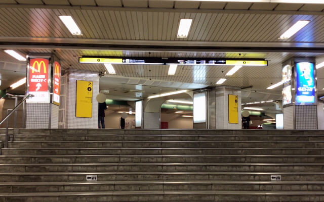 There are stairs in front of you, so please go up.