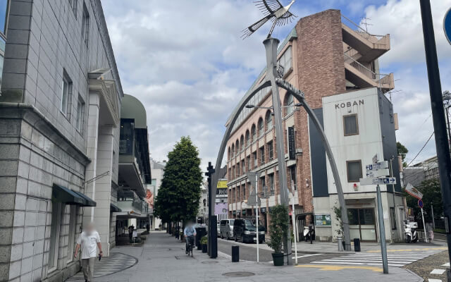 在最近的十字路口向左斜行（元町商店街方向）。